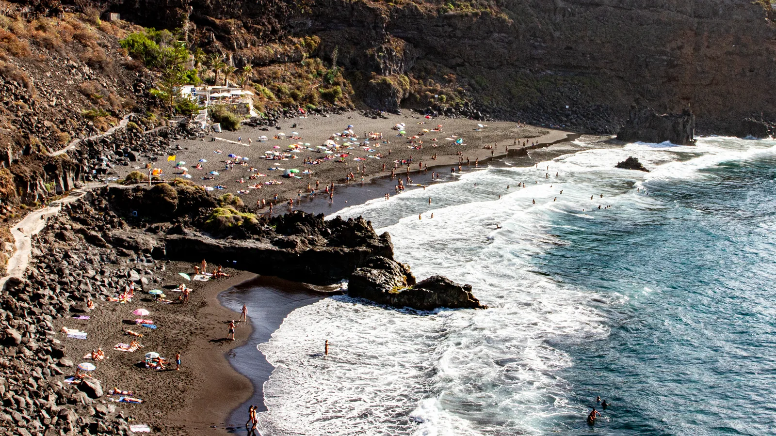Warum sind die Strände Teneriffas schwarz? Vulkansand erklärt